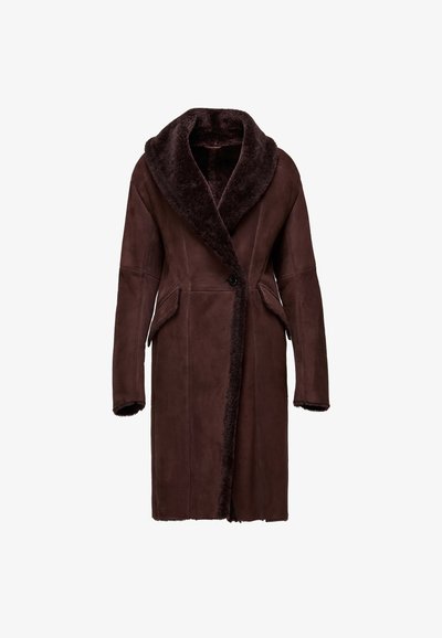 Cappotto in shearling marrone con un ampio colletto morbido, maniche lunghe e tasche laterali. Presenta una chiusura a un solo bottone e un interno morbido e texturizzato.