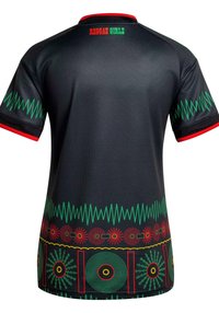 Μαύρο πουκάμισο με κοντά μανίκια, κόκκινο γιακά, πράσινα σχέδια ηχητικού κύματος στα μανίκια και την άκρη, και κείμενο "REGGAE GIRLZ" σε κόκκινο και πράσινο στο πάνω πίσω μέρος.