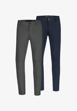 Deux paires de pantalons slim-fit, une gris foncé et une bleu marine, en tissu lisse avec passants de ceinture et poches avant.