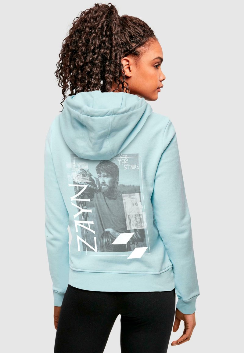Világoskék kapucnis sweatshirt, puha anyagból, nagy grafikai nyomattal a háton, szöveges és képi elemekkel. Rászedett mandzsetták és derék.