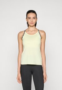 Lichtgele tanktop met dunne zwarte bandjes, met een ronde halslijn en een gladde, rekbare stof. Er staat een merkimprint op de voorkant.