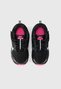Sneakers Nike Vomero neri con accenti rosa, materiale in mesh traspirante, dettagli riflettenti argentati e interno imbottito per il comfort.