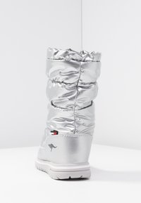Stříbrná nadýchaná kotníková bota s mačkanou texturou, gumovou podešví a logem na patě. Bezešvý design pro elegantní vzhled.