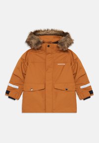 Parka orange isolée avec capuche en fourrure, deux poches avant, bandes réfléchissantes sur les manches et poignets ajustables. Matériau imperméable.