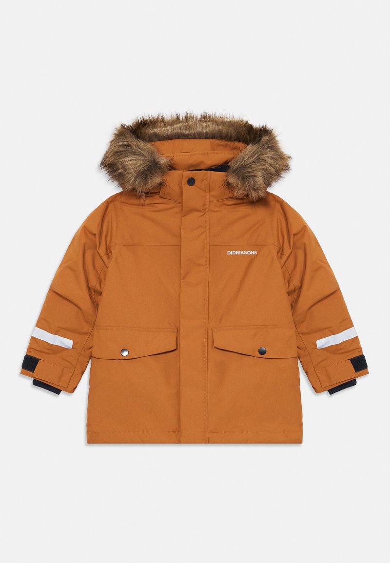 Parka orange isolée avec capuche en fourrure, deux poches avant, bandes réfléchissantes sur les manches et poignets ajustables. Matériau imperméable.