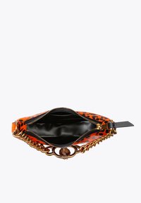 Pochette in pelle maculata con pelliccia arancione e nera, dotata di catena dorata e chiusura a zip; interno nero con dettagli hardware limitati.