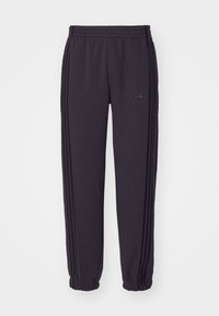 Pantalones de chándal negros de tela suave, con una cintura elástica, puños en los dobladillos y tres rayas a cada lado. Logo sutil en la parte frontal.