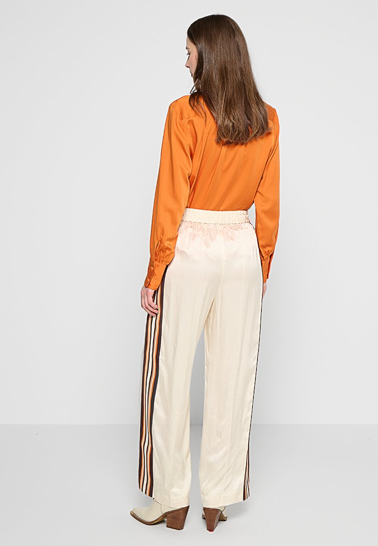 RELAXED FIT