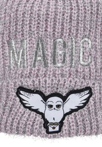 Gorro de punto en rosa claro con hilo plateado, bordado con "MAGIA", que presenta un parche de búho blanco con las alas extendidas y una carta en su pico.