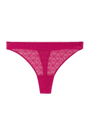 String en dentelle rose avec un motif floral et une taille à volants, présenté à plat sur un fond blanc.