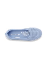 Helle blaue Slipper mit einem Obermaterial aus Mesh, gemustertem Textur auf der Vorderseite und einem glatten Innenfutter mit einem geometrischen Design.