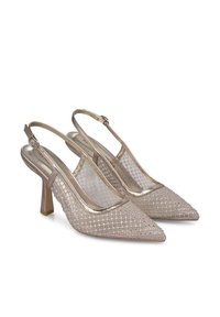 Tacchi slingback beige con punta affilata, pannelli in rete, decorazioni a pois e finitura testurizzata. Design a tacco bloccato basso.