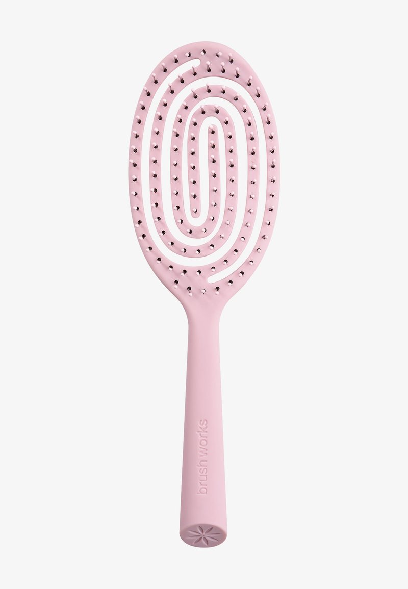 Rosa oval hårbørste med fleksibel åpen design og avrundede børster på et teksturert håndtak merket "brushworks."
