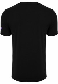 Camiseta negra de algodón suave con cuello redondo; presenta un pequeño logo morado de New Era en la manga izquierda.