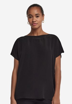 Blouse noire à manches courtes en tissu lisse, avec un large col rond et une coupe décontractée, dotée de détails minimalistes.
