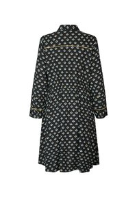 Czarna sukienka z długimi rękawami, kołnierzykiem i elastyczną talią. Posiada powtarzający się geometryczny wzór w jasnoniebieskim, złotym i białym kolorze.