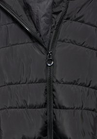 Zwarte gewatteerde jas met een ritssluiting aan de voorkant, horizontaal gestikt patroon en een soepele stof.