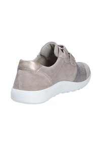 Chaussure grise en suède et synthétique avec une semelle gris clair, présentant un design texturé sur l'avant et un accent métallique sur le talon.
