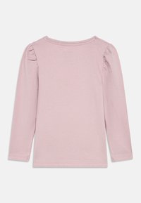 Lyserosa langermet skjorte med puffede skuldre, rund halsutskjæring og glatt tekstur. Enkel design, ingen mønstre eller dekorasjoner.