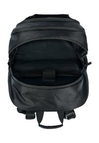Zaino nero con esterno testurizzato, dotato di un ampio interno, spallacci regolabili e un compartimento centrale senza hardware visibile.