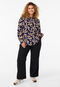 Zizzi Skjortebluser - ev. blue w. leaf aop