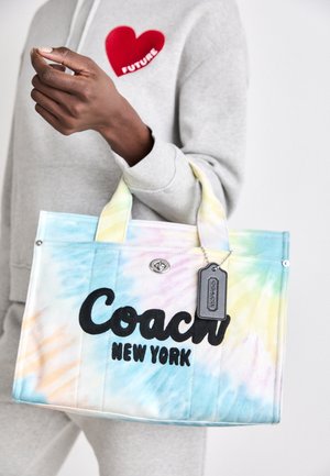 Płócienna torba na ramię w pastelowych kolorach tie-dye z czarnym logo "Coach New York", lekka, wyposażona w podwójne uchwyty i metalową metkę.