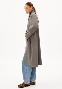 ARMEDANGELS VAANOISE - Klassischer Mantel - dark caramel melange