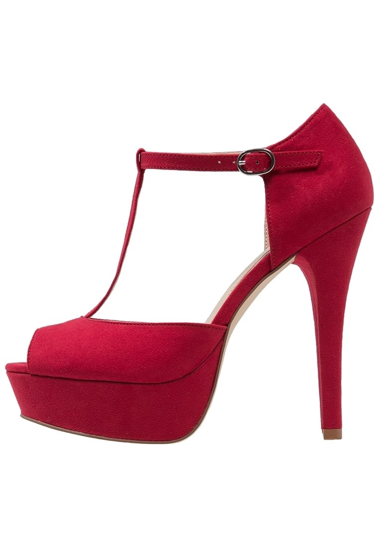 Chaussure à talon haut en daim rouge avec un design à bout ouvert, une bride en T et une plateforme. Dispose d'une fermeture à boucle et d'une texture lisse.