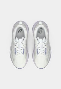 Λευκά αθλητικά παπούτσια με υφή πλέγματος, μωβ λεπτομέρειες στη σόλα και λευκά κορδόνια. Διαθέτουν μαλακή εσωτερική σόλα με γκρι λογότυπο.