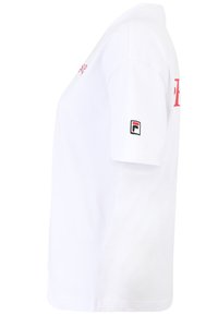 Valkoinen puuvillapaidan t-paita, jossa on lyhyet hihat, pyöreä kaula-aukko, punainen teksti edessä ja musta-punainen logopatch vasemmassa hihassa.