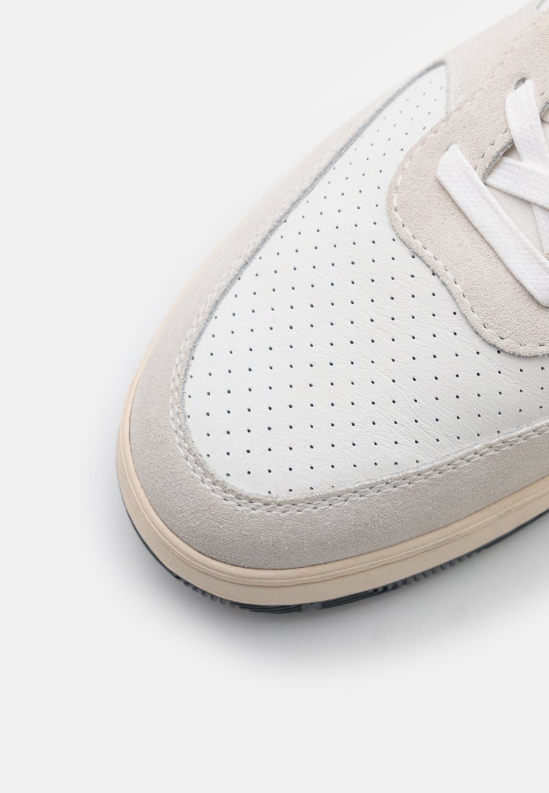 Herren Sneaker low | Clae MALONE UNISEX Sneaker low white/navy/weiß - VS56567 Herren Sneaker low | Clae MALONE UNISEX Sneaker low white/navy/weiß - VS56567