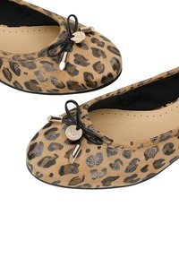 Ballerines à imprimé léopard avec un extérieur en daim doux, des accents noirs, un détail nœud et une conception à bout rond. Doublure intérieure noire.