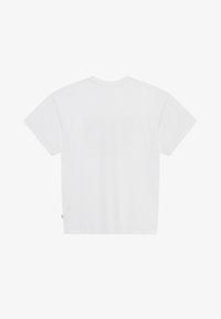 Απλό λευκό T-shirt με κοντά μανίκια, εμφανιζόμενο από πίσω, με στρογγυλή λαιμόκοψη και μια μικρή υφασμάτινη ετικέτα στο κάτω αριστερό μέρος.