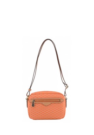 Sac bandoulière matelassé orange avec poche zippée avant et sangle réglable marron foncé, présenté sur fond blanc.