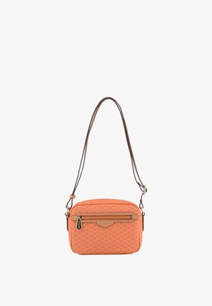 Sac bandoulière matelassé orange avec poche zippée avant et sangle réglable marron foncé, présenté sur fond blanc.