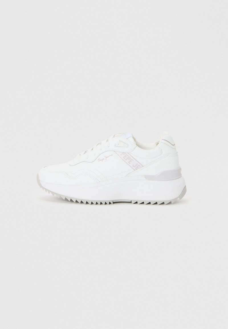 Valkoinen Pepe Jeans -tenniskenkä, jossa on nauhakiristys, teksturoitu pohja ja huomaamaton brändäys sivussa ja kannassa, esitetty profiilissa harmaalla taustalla.