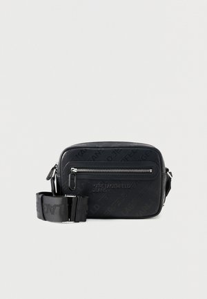 Bolso cruzado rectangular negro con bolsillo frontal con cremallera, correa ajustable y sutil marca en relieve "Karl Lagerfeld Jeans".
