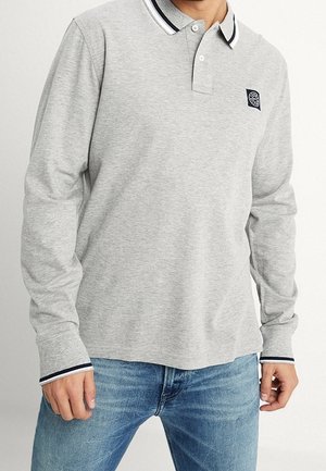 Szara koszulka polo z długim rękawem, z dwuklapowym zapięciem na guziki, kontrastowym kołnierzem w czarno-białe paski oraz małym logo na lewej piersi.