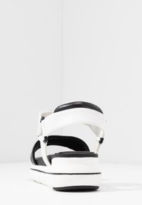 LOVE OUR PLANET by MARCO TOZZI Plateausandalette - black/white