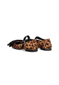 Bailarinas de estampado de leopardo con una correa negra y detalle de hebilla. Material suave con un acabado texturizado y un tacón bajo y estable.