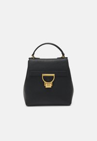 Borsa a mano in pelle nera con finitura testurizzata, forma rettangolare, manico corto e accenti in oro sulla chiusura frontale.