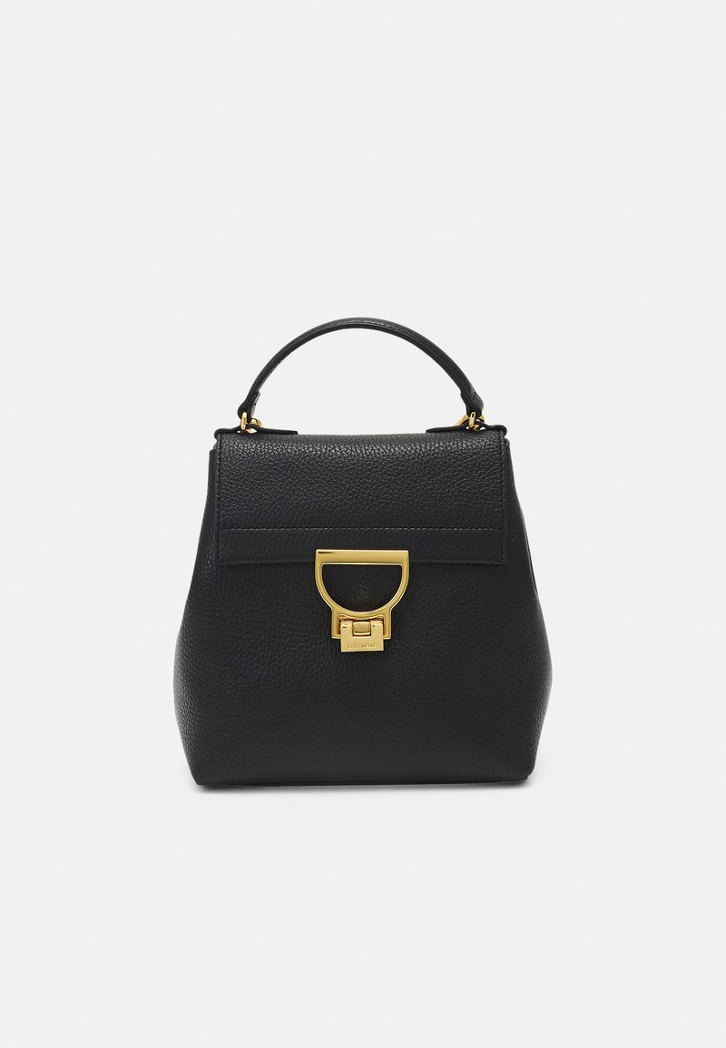 Borsa a mano in pelle nera con finitura testurizzata, forma rettangolare, manico corto e accenti in oro sulla chiusura frontale.