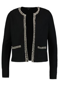 Czarny sweter na guziki wykonany z teksturowanego dzianego materiału, z okrągłym dekoltem, kontrastującym białym wykończeniem i dwoma przednimi kieszeniami. Otwarty przód.