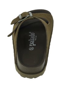 Bruine suede sandaal met een gestructureerde voetbed, open neus ontwerp, verstelbare band met zilverkleurige accenten, en een duurzame rubberen zool.