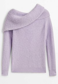 Pull en maille lilas à manches longues avec un large col côtelé rabattable et une texture douce et duveteuse.