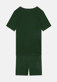 Ensemble en coton vert foncé, composé d'un t-shirt à manches courtes et d'un short. Il présente un design à col rond avec une texture unie et des coutures soignées le long des bords.