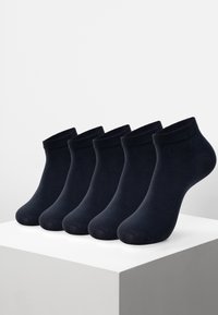 Fem par med mørk marineblå ankelstrømper vist frem, med ribbede mansjetter, en glatt tekstur og et avrundet tådesign.