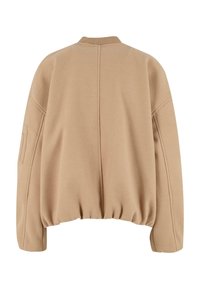 Béžový, oversize svetr s žebrovaným límcem a elastickým lemem. Vyrobeno z měkké tkaniny s kleslými rameny a bočním kapsám.