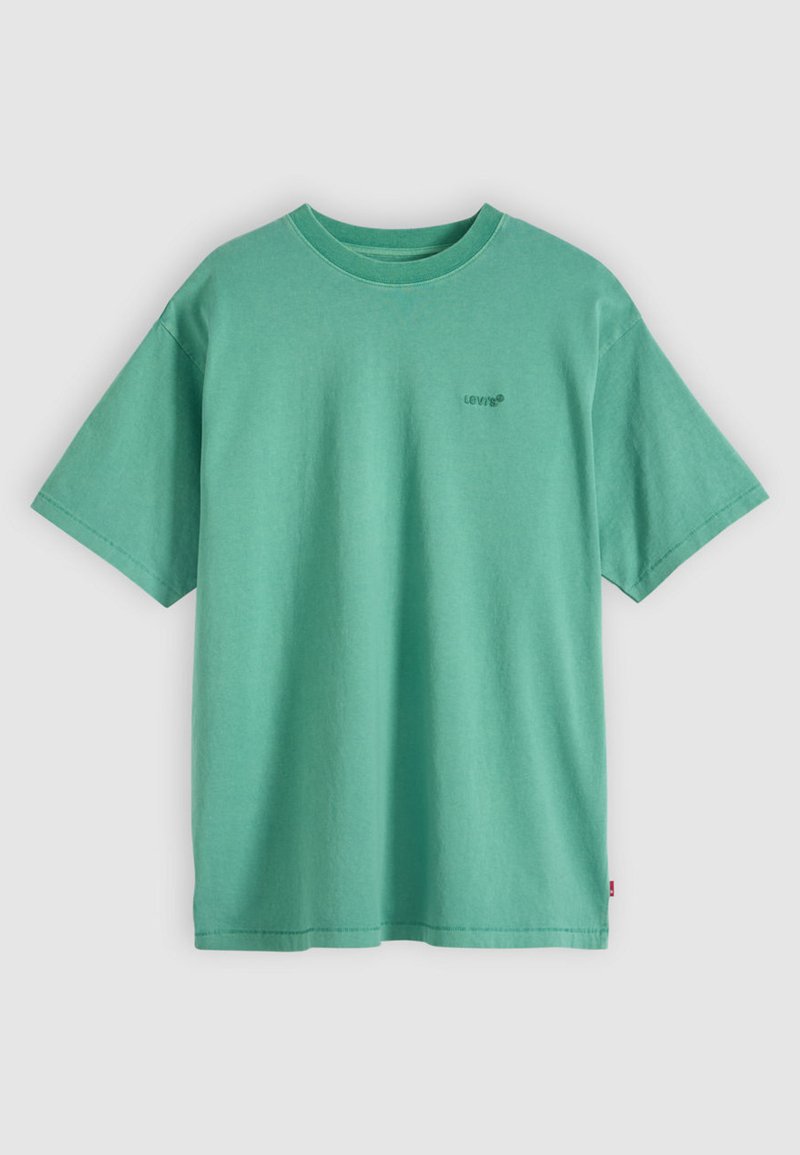 T-shirt vert à manches courtes avec col rond, petit logo Levi's sur le côté gauche de la poitrine et étiquette rouge sur la couture latérale.