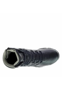 Czarne wysokie botki z skórzaną cholewką, siateczkowymi akcentami i czarnymi sznurowadłami. Wyściełany kołnierz dla wsparcia; trwała podeszwa dla przyczepności.